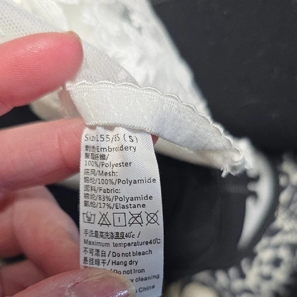 Elegant Lace Bustier in White - Picture 8 of 8